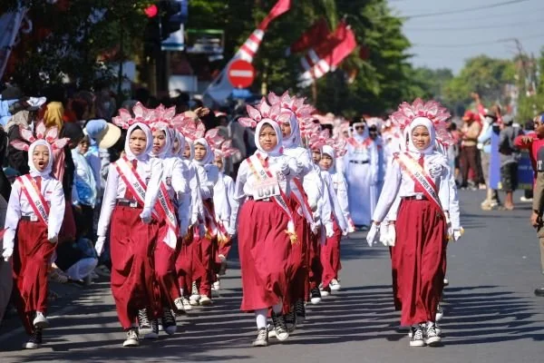 Gerak jalan pelajar yang merupakan salah satu rangkaian Peringatan Hari Ulang Tahun Ke-80 Republik Indonesia Tingkat Kabupaten Gowa (Dok : Ist).