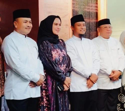 Cabup H. Muhammad Sarif Kr. Patta (MSP) berswafoto bersama Irmawati Zainuddin, Andi Sudirman Sulaeman serta DR. Syafruddin Nurdin sebelum bukber. (Foto: Ullah/KM).