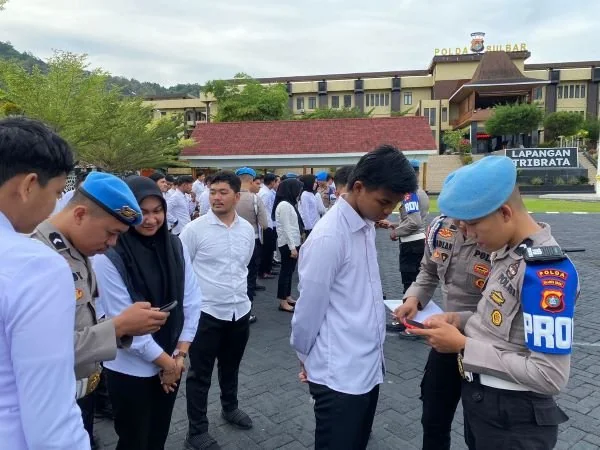 Bid Propam Polda Sulbar saat memeriksa ponsel personel kepolisian (Dok : Ist).