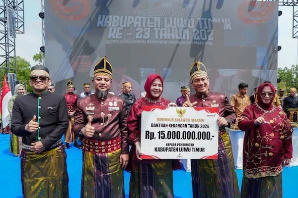 Pemprov Sulsel menyerahkan bantuan keuangan Rp15 miliar ke Pemkab Luwu Timur (dok. Ist)