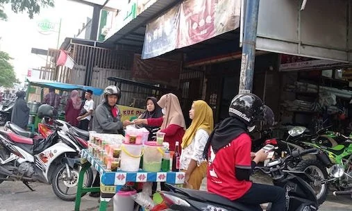 Masyarakat berbondong membeli takjil jelang waktu berbuka puasa di Jalan Poros Bumi Tamalanrea Permai (BTP), Tamalanrea, Makassar, Selasa (12/03).