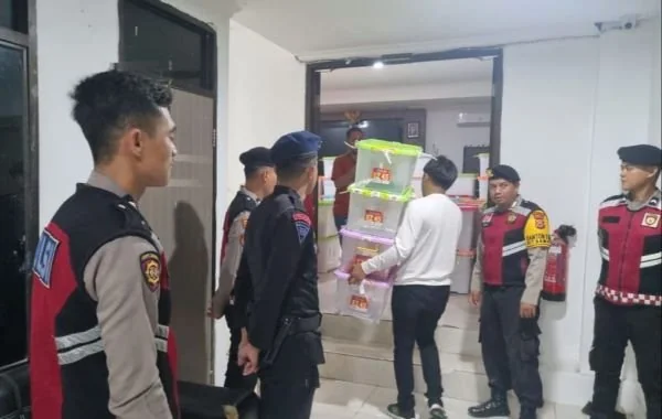 Polrestabes Makassar kawal hasil rekap ke kantor KPU (Dok: Ist).