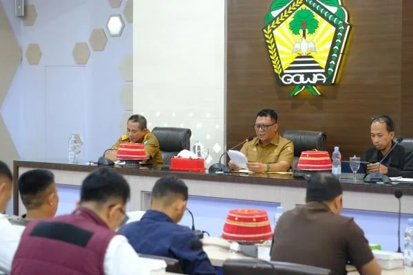 Sekretaris Daerah Kabupaten Gowa, Andy Azis saat memimpin Rapat High Level Meeting TPID Kabupaten Gowa rangka Bulan Suci Ramadan dan Idul Fitri 1446 Hijriah (Dok : Ist).