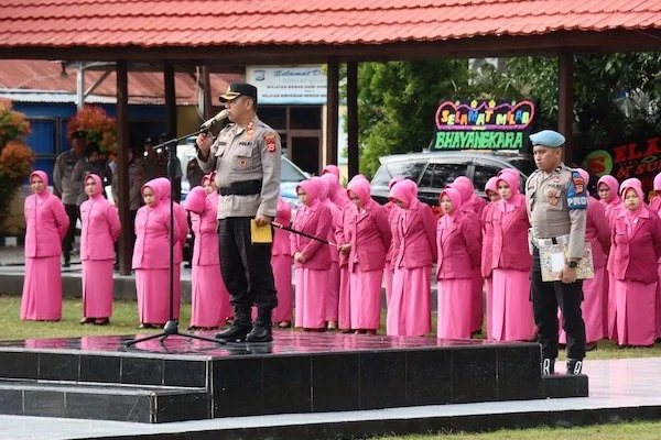 Kapolres Jeneponto, AKBP Budi Hidayat saat memberikan arahan di acara pelantikan 26 personil di Halaman Mapolres Jeneponto. (Ist).