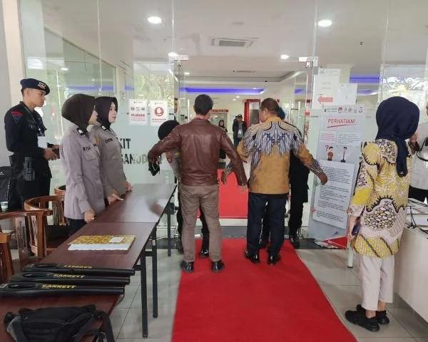 Pemeriksaan para kandidat oleh kepolisian sebelum melakukan pemeriksaan kesehatan (Dok: Ist)
