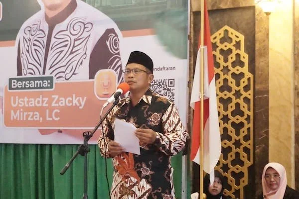 Pj. Sekda Jeneponto, Maskur, S. Ag., M.H CGCAE saat membawakan sambutan di acara Safari Dakwah Dompet Dhuafa Sulawesi Selatan (DD Sulsel) di Masjid Agung Jeneponto. (Ist).