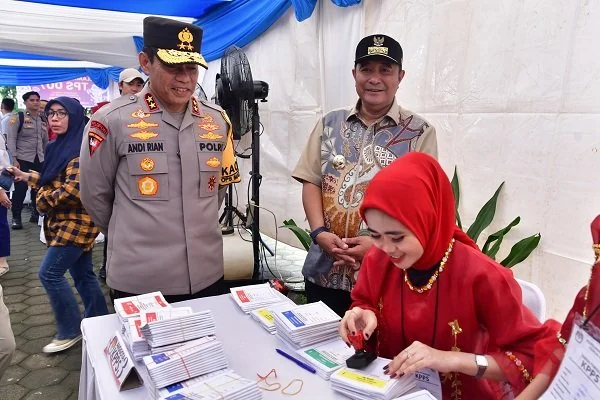 Pj Gubernur Sulsel. Bahtiar Baharuddin meninjau salah satu  TPS di Gowa, Rabu (14/2).