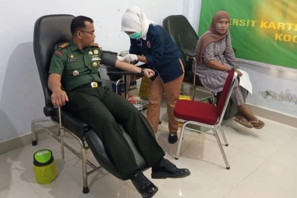 Dandim 1425 Jeneponto, Letkol Inf Muhammad Amin saat melakukan donor darah di RSUD Lanto Dg Pasewang.
