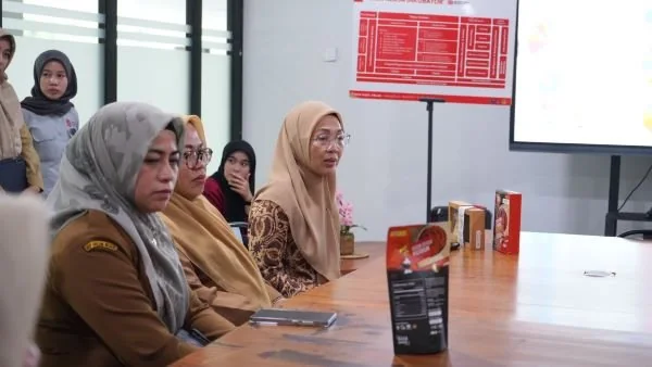 Ketua TP PKK Makassar Melinda Aksa saat meninjau inkubator UMKM (Dok : Ist).