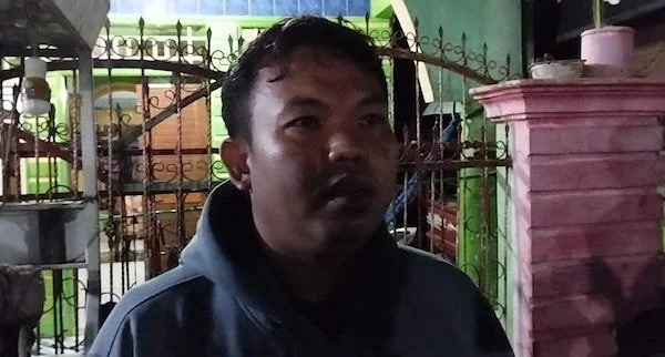 Rekan Rusli, Hamka saat ditemui di rumah duka di Dusun Pa'babaeng, Desa Kareloe,  Bontoramba, Jeneponto, Sulawesi Selatan. Rabu (12/6) malam. Foto/ ullah.