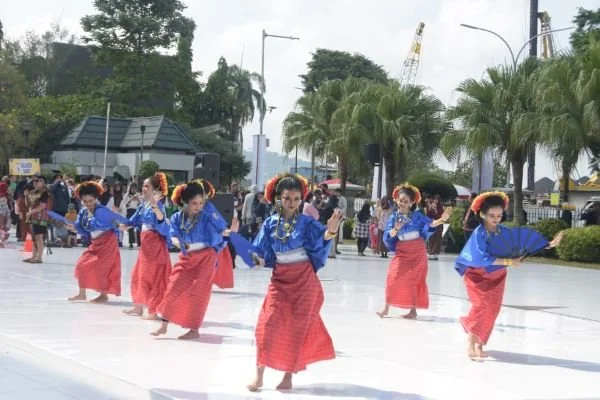 Tim Kesenian Sulawesi Barat dari Sanggar Seni Bambamanurung tampil di Parade Budaya East Borneo International Folklore Festival 2025 di Kalimantan (Dok : Ist).