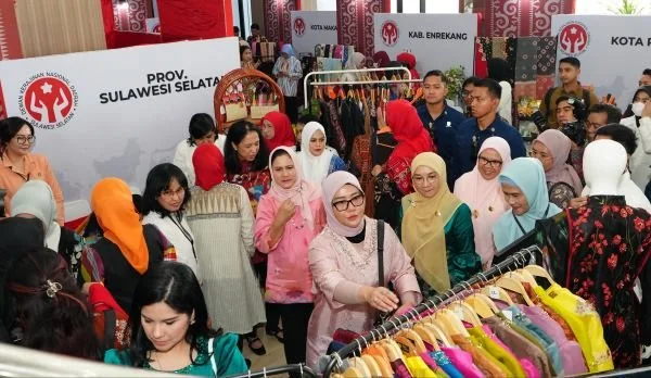 Ibu Negara, Iriana Joko Widodo dan Pj TP PKK Sulsel, Ninuk Triyanti Zudan pada stand Dekranasda Sulsel dan 24 kabupaten kota (Dok: Ist)