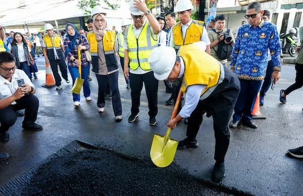 Gubernur Sulsel Andi Sudirman Sulaiman melakukan groundbreaking Preservasi Jalan Paket 1 MYC 2025-2027 (dok. Ist)