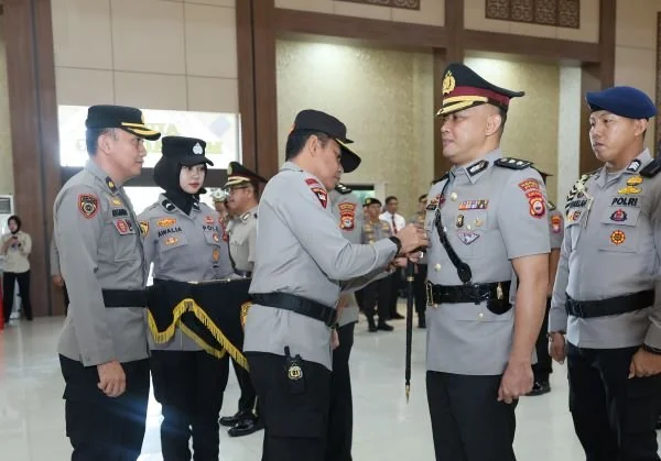 Kapolda Sulsel, Irjen Pol Andi Rian melakukan serah terima kepada salah satu jajaran Polda Sulsel di Aula mappoadang Mapolda Sulsel (Dok : ist).