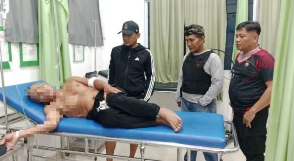 Korban saat dalam penanganan medis didampingi personel Polsek Kalukku. (Dok: Ist)