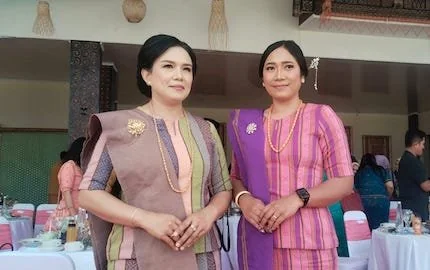 Foto bersama Ketua PKK Toraja Utara (Torut) Damayanti Batti Palimbong bersama wakil ketua PKK Torut Jeni R popang yang tampil mengenakan busana adat Toraja dari tenun pa'borong dan pa' bunga bunga asli dari Sa'dan.