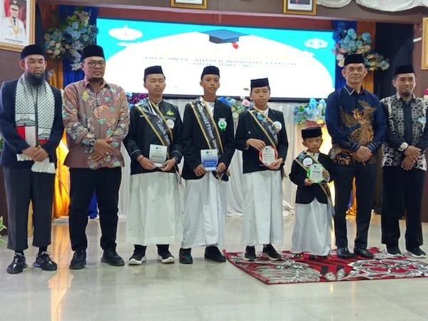 Kepala Dinas Komunikasi, Informatika dan Statistik Kabupaten Jeneponto, Dr. Sulaeman Natsir, saat menghadiri acara Wisuda Akbar Yayasan Pendidikan Wahdah Islamiyah (YPWI) Ulul Al Bab yang digelar di Ruang Pola Panrannuanta Kantor Bupati Jeneponto