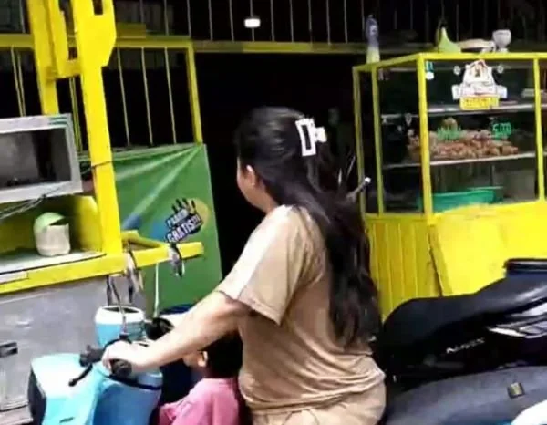 Suasana Lapak Cat Kuning di di sekitar SMK 4, Kecamatan Bontoala, (Dok: Ist).