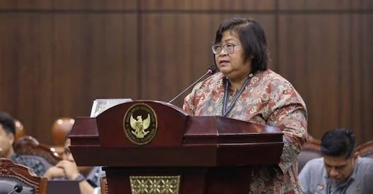 Laksmi Widyajayanti selaku Staf Ahli Bidang Sumber Daya Pangan, Sumber Daya Alam, dan Mutu Lingkungan yang mewakili Pemerintah memberikan keterangan pada sidang pengujian Undang-Undang Nomor 18 Tahun 2008 tentang Pengelolaan Sampah (Dok: Ist).