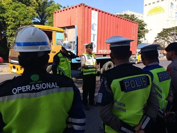 Pengelola Jalan Tol Makassar bersama Induk Patroli Jalan Raya (PJR) Jalan Tol Direktorat Lalu Lintas Polda Sulawesi Selatan menggelar operasi penertiban kendaraan Over Dimension Over Load (ODOL) di STA 0 Jalan Tol Makassar Seksi 1. (Dok: Ist)