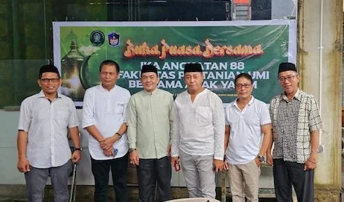 Pengurus Ikatan Keluarga Alumni (IKA) Fakultas Pertanian Universitas Muslim Indonesia (FP-UMI) angkatan 88 kembali menggelar buka bersama dengan memberikan santunan kepada anak yatim. Foto IST