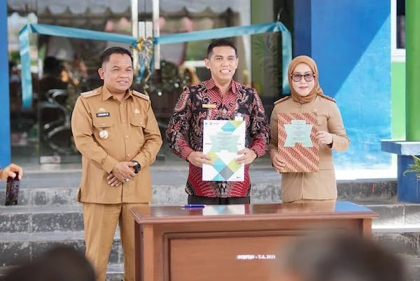Penjabat Bupati Jeneponto, Junaedi Bakri bersama Kepala DPMPTSP, St. Meriyani dan Pimpinan BPJS saat meluncurkan layanan MPP. (IST).