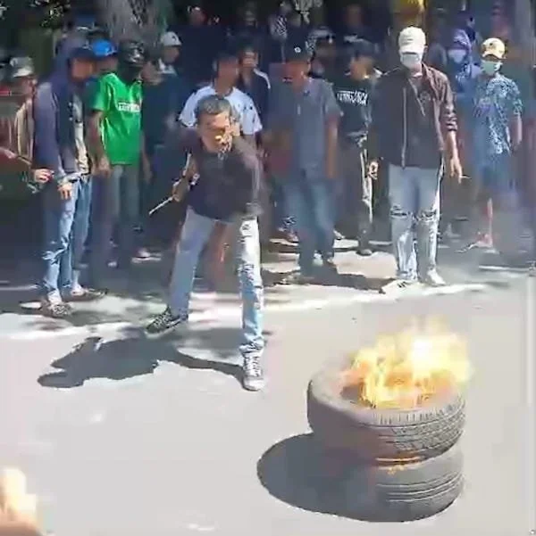 Tangkapan layar aksi demontrasi di depan Kejaksaan Negeri (Kejari) Kabupaten Bantaeng berlangsung ricuh.