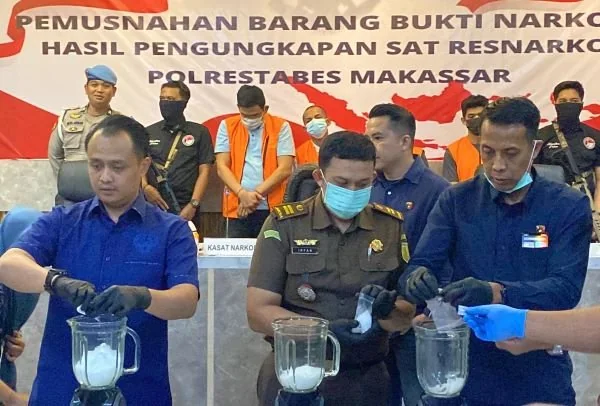 Pemusnaan barang bukti narkotika jenis sabu oleh Polrestabes Makassar (Dok: Atri KabarMakassar).