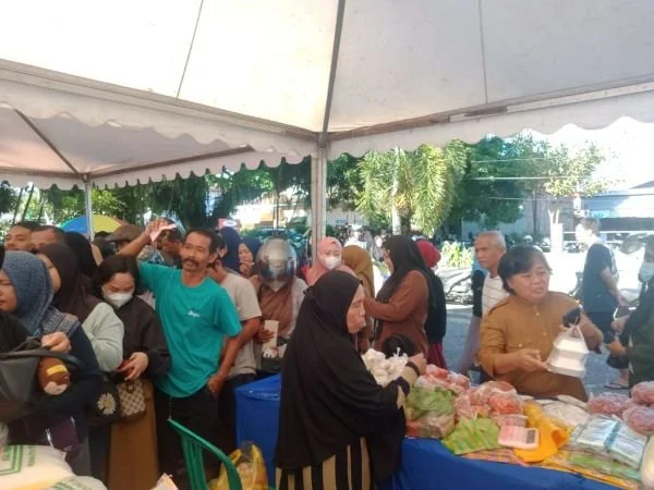 Gerakan pangan murah yang dilaksanakan Pemprov Sulbar di Mamuju (Dok : Ist).