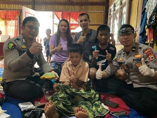 Personil Biddokkes Polres Jeneponto, bersama Muh Ali Askar (13) dan Muh. Akbar Askar dan kedua orangtuanya berswafoto usai Sunat gratis Door To Door (Ist).