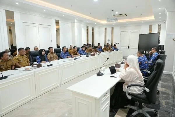 Rapat Koordinasi Bersama Seluruh Camat Terkait Evaluasi Penanganan Sampah (Dok: Ist)