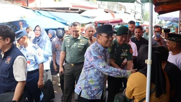 Wali Kota Makassar, Moh Ramdan Pomanto saat melakukan tinjauan pasar terong Makassar jelang hari raya idul fitri 1445 H, Senin (8/4).