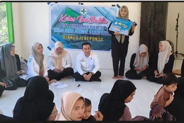 Remaja peserta jaring smart saat memberikan edukasi ibu balita tentang pengasuhan balita, gizi, dan stimulasi tumbuh kembang anak di Dusun Punagaya Selatan (Dok : Ist).