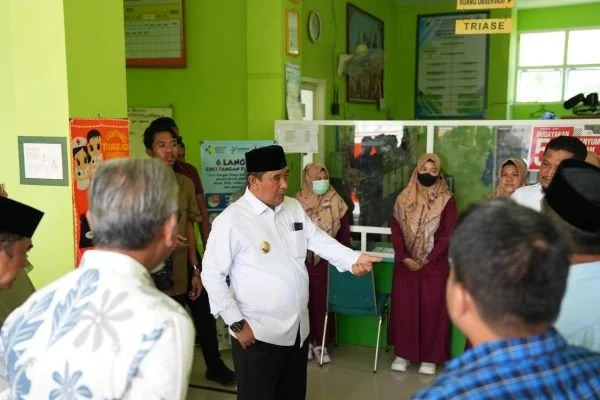 Pj Gubernur Sulbar Bahtiar saat meninjau tenaga kesehatan Pilkada di Majene (Dok : ist).