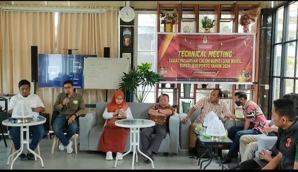Ketua KPU Jeneponto, Asming. S bersama Komisioner KPU Hasrullah Hafid, para panelis, perwakilan Pemkab  Jeneponto, para Liaison Officer (LO) masing-masing paslon dan tim teknis pelaksana di Cafe Lorongta. (Foto/ ist).