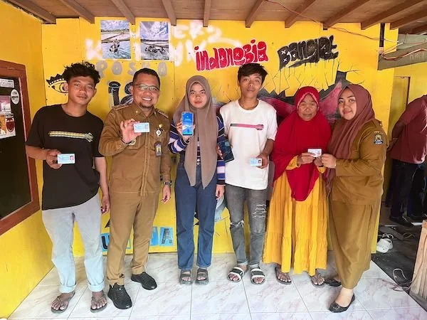 Kadis Dukcapil Jeneponto, Mustaufiq bersama staff saat turun ke Warga melayani pembuatan e-KTP. (Foto/Ullah).
