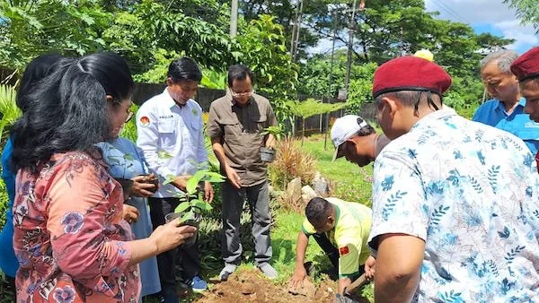 Kemenag dan Umat Katolik menanam pohon matoa di Paroki Maria Ratu Rosari (Dok. Ist)