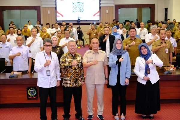 Penyerahan Daftar Isian Pelaksanaan Anggaran (DIPA) dan Buku Daftar Alokasi Transfer Ke Daerah (TKD) Tahun Anggaran 2025 di Ruang Rapat Pimpinan Kantor Gubernur Sulawesi Selatan (Dok : Ist).