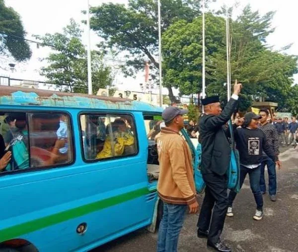 Musakkar tiba di gedung DPRD Sulsel membawa mobil Pete-Pete di Makassar, Selasa (24/9) foto ist