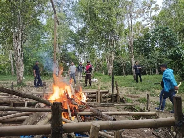 Polsek Kindang membakar arena sabung ayam di Dusun Campaga, Desa Tamaona (Dok : Ist).