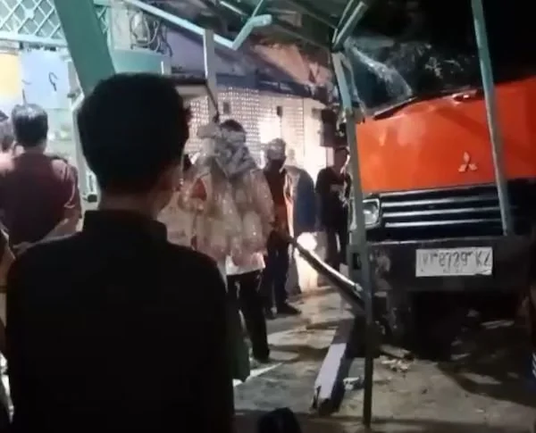 tangkapan layar video warga saat kecelekaan mobil truk (Dok: Ist)