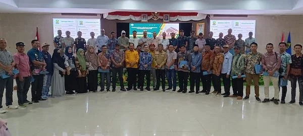 Pj Bupati Jeneponto, Reza Faizal Saleh saat menyerahkan dokumen Pagu Anggaran Tahun 2025