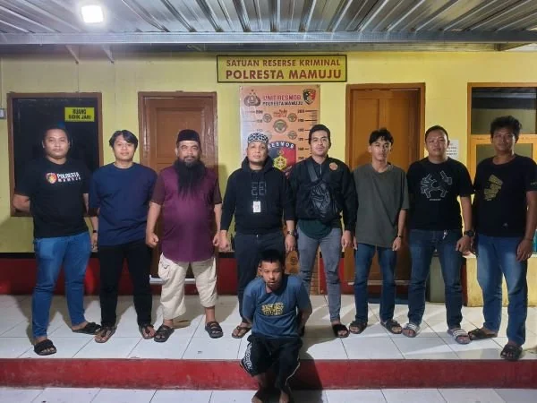 Pelaku saat berhasil diamankan Resmob Polresta Mamuju (Dok : Ist).