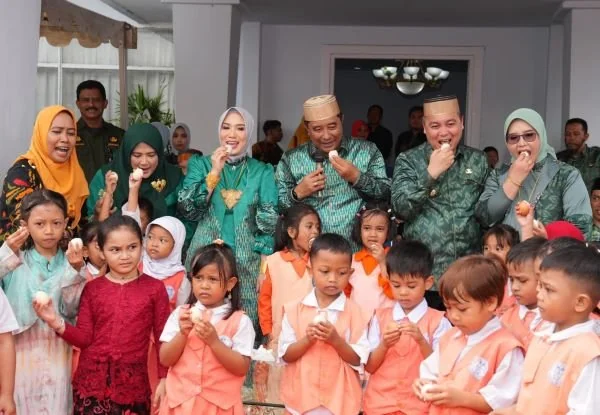 Pj Gubernur Sulsel, Bahtiar Baharuddin pada Kampanye Makan Telur.