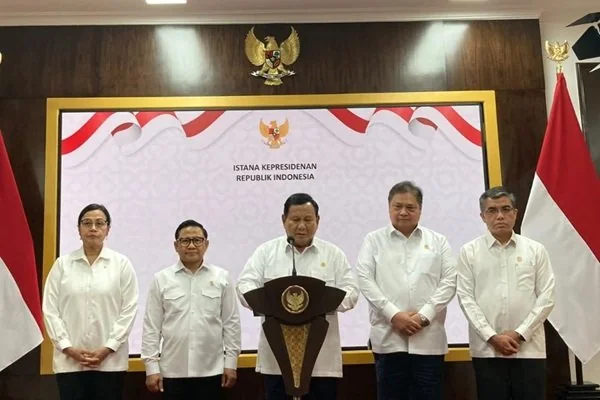 Presiden didampingi menteri saat mengumumkan kenaikan upah minimum (Dok : Int).