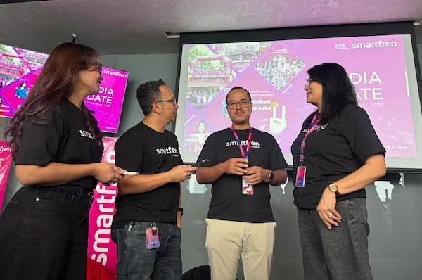 Division Head Brand Communication Smartfren Edtine Pamilien Gensana, Head of Smartfren Product Astiyanto Tri Muktiwibowo, Chief Marketing Officer Smartfren XLSMART Sukaca Purwokardjono dan Division Head Customer Success Smartfren Rochelle Camasosa dalam a