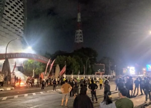 Suasana bentrok warga dan mahasiswa di depan kampus UNM (Dok: Atri KabarMakassar)
