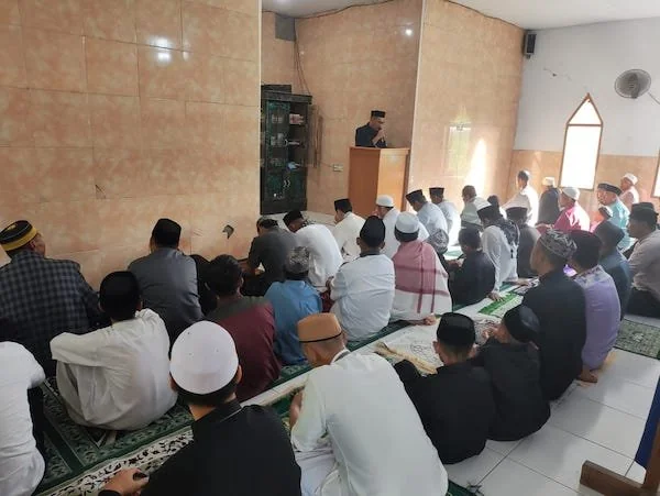 Ratusan Jamaah umat muslim dari berbagai wilayah menggelar Shalat Idul Fitri 1446 Hijriah di Masjid Ihyat Starlin Manjangloe, Kelurahan Manjangloe, Kecamatan Tamalatea, Kabupaten Jeneponto. (Foto/ullah).