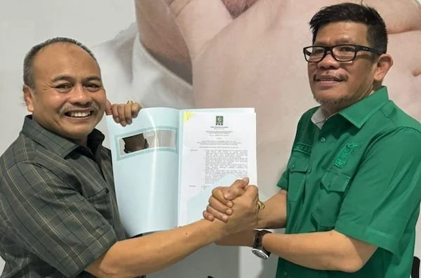 Ketua DPW PKB Sul-Sel H. Azhar Arsyad Menyerahkan Rekomendasi dari DPP PKB kepada Ketua DPC PKB Jeneponto H. Muhammad Sarif Kr Patta