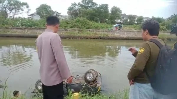 Mobil pick up terjun di kanal Waduk Bangkala (Dok: Ist).
